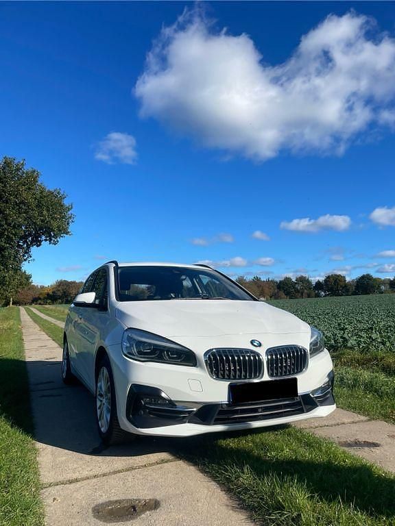 Weiß Gebraucht 2018 BMW 220 Active Tourer Luxury Line Van / Kleinbus | 18.439 € (Etwas zu teuer) - Bild 1/4