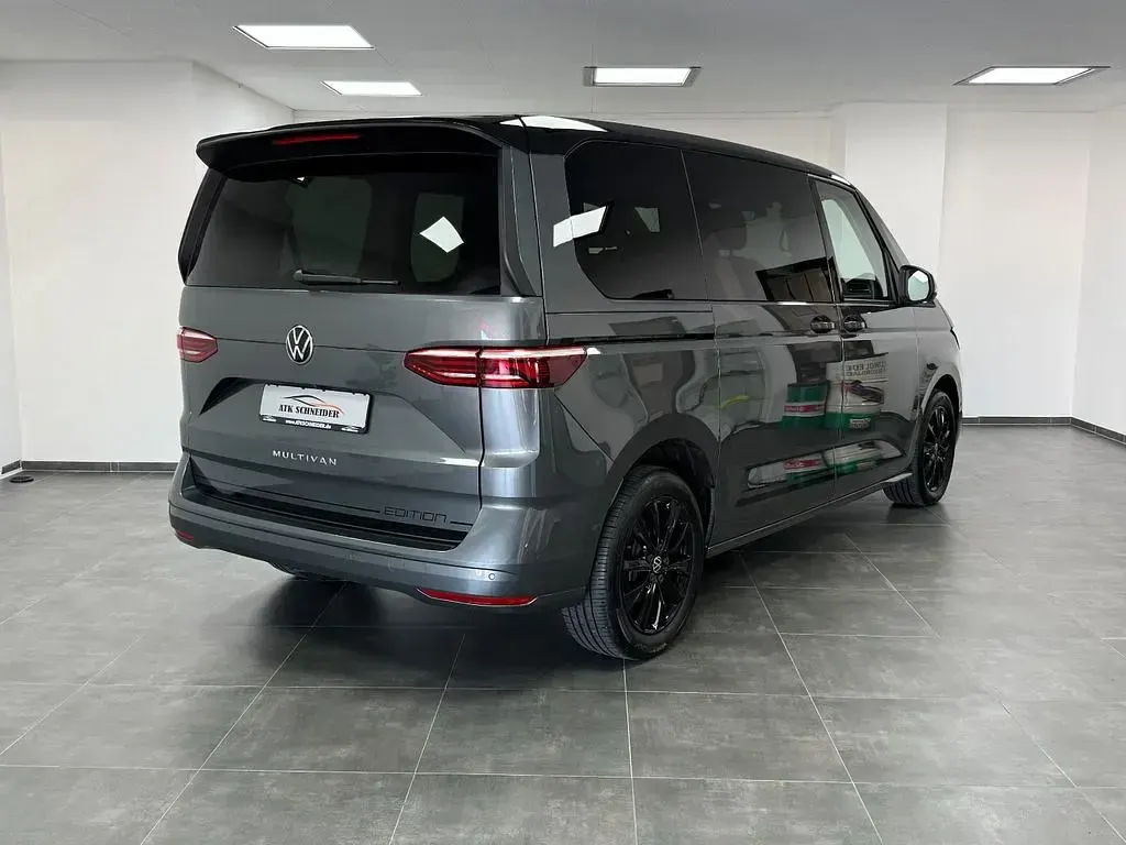 Käytetty VW Multivan 204 HP (150 kW) 2023 Harmaa Tila-auto