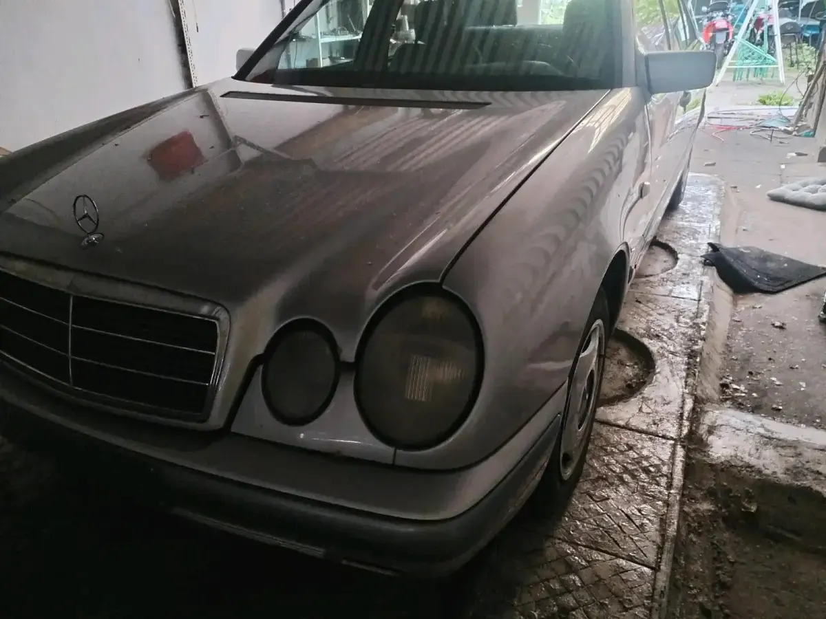 Gebraucht Mercedes E200 136 PS (100 kW) 1996 Silber Limousine