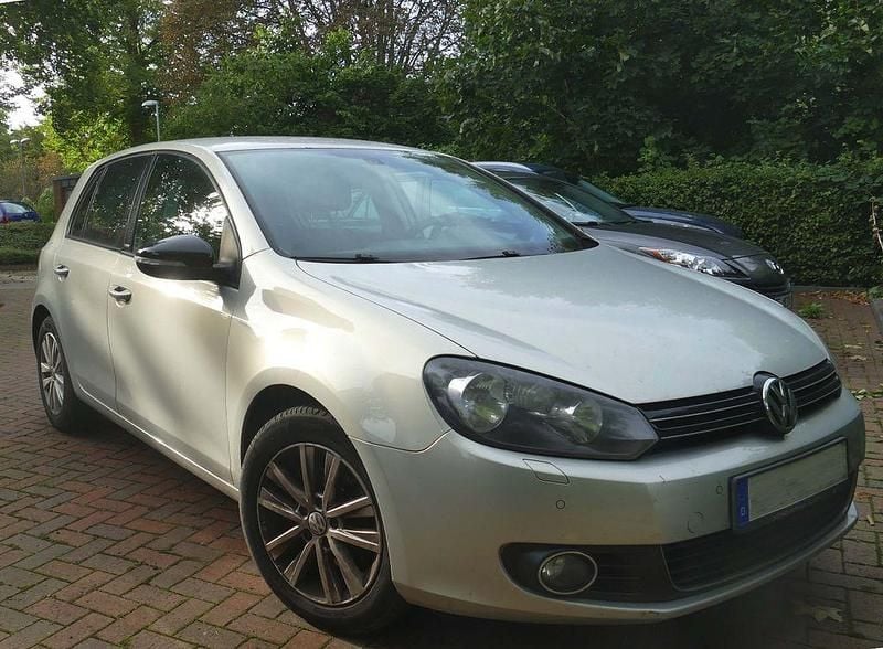 Grau Gebraucht 2011 VW Golf VI Style Limousine | 3.950 € (Superpreis) - Bild 1/4