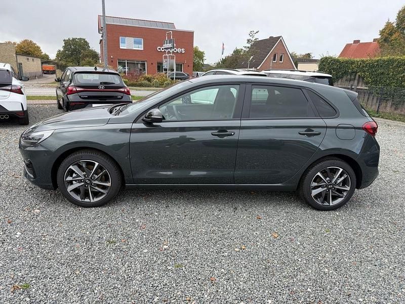 Neu Hyundai i30 Advantage 101 PS (74 kW) 2025 Grün Limousine