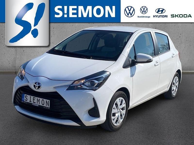Weiss Gebraucht 2020 Toyota Yaris Comfort Limousine | 12.430 € (Fairer Preis) - Bild 1/4