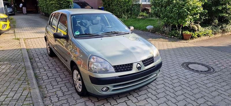 Grün Gebraucht 2003 Renault Clio II Limousine | 1.800 € (Fairer Preis) - Bild 1/4
