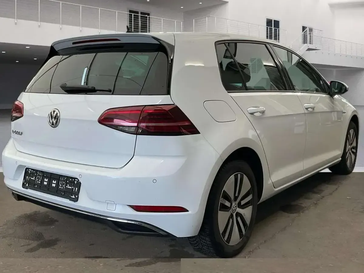 Gebraucht VW e-Golf 100 kW (136 PS) 2020 Pure white Kleinwagen