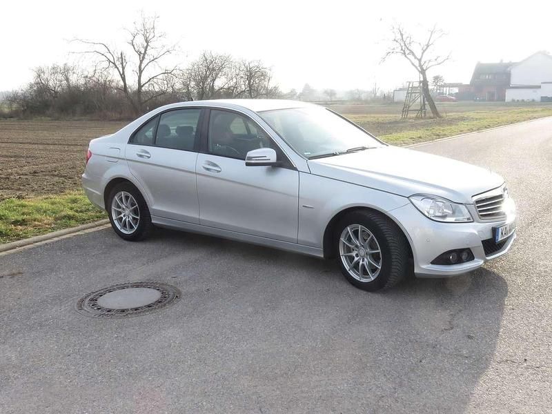 Gebraucht Mercedes C180 156 PS (114 kW) 2011 Silber Limousine