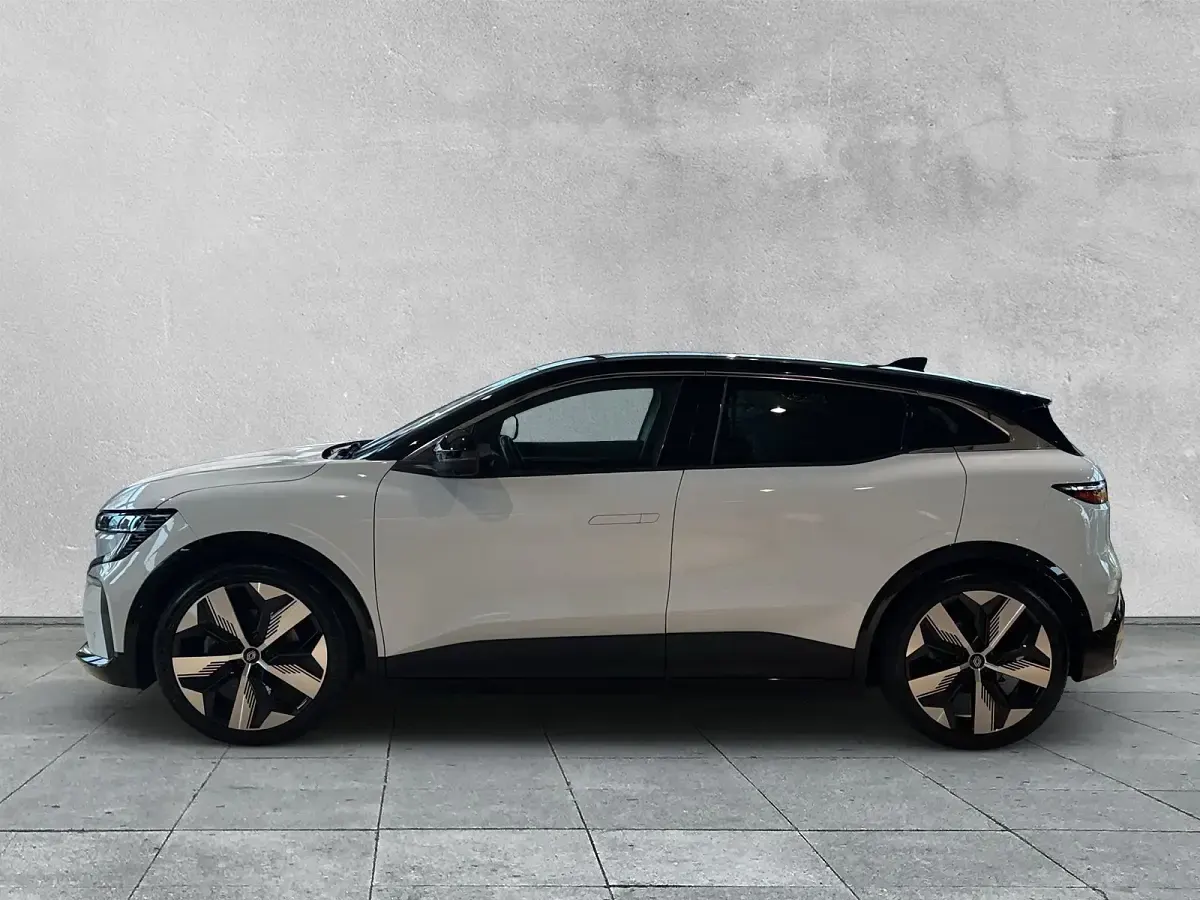 Używany Renault Megane E-Tech Techno 96 kW (131 KM) 2022 Biały Sedan/Limuzyna