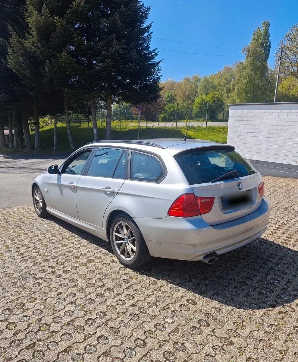 Gebraucht BMW 320 184 PS (135 kW) 2010 Silber Kombi