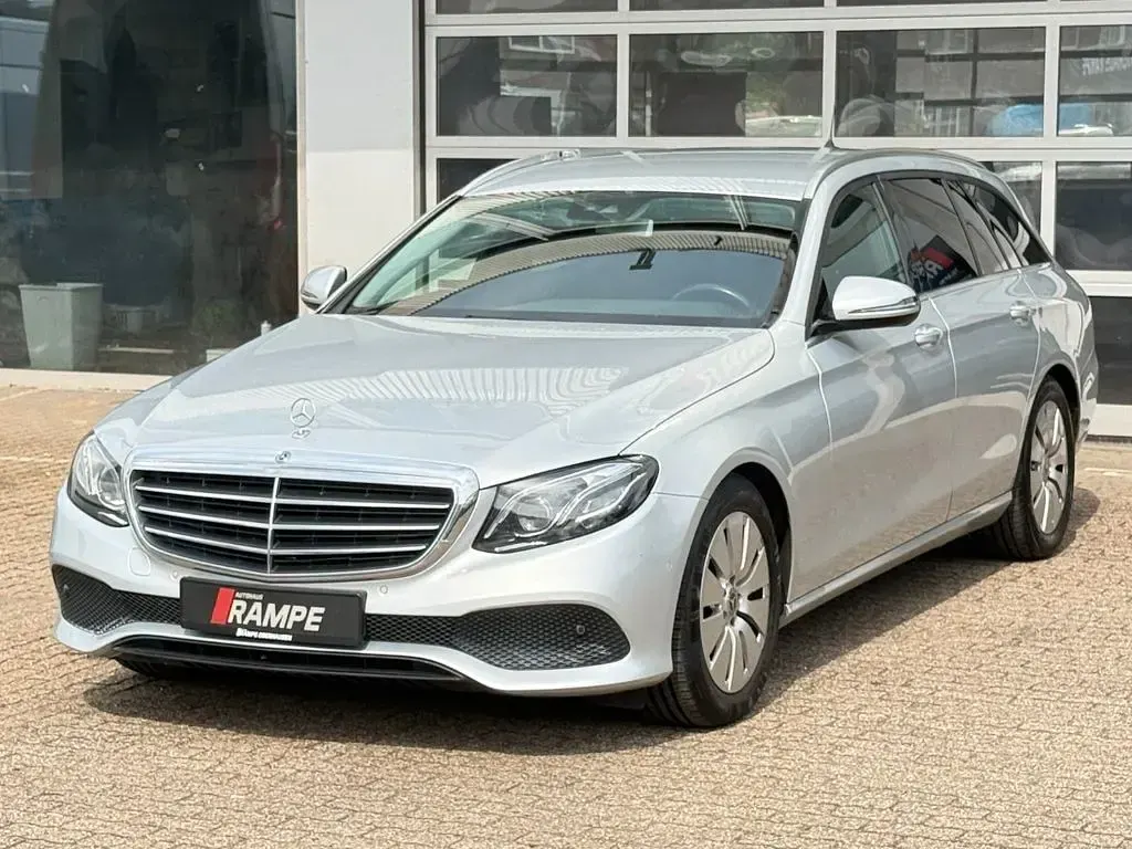 Usado Mercedes E220 194 CV (142 kW) 2020 Plateado Familiar