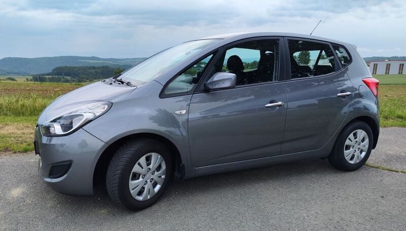 Grau Gebraucht 2015 Hyundai ix20 Van / Kleinbus | 8.350 € (Superpreis) - Bild 1/4