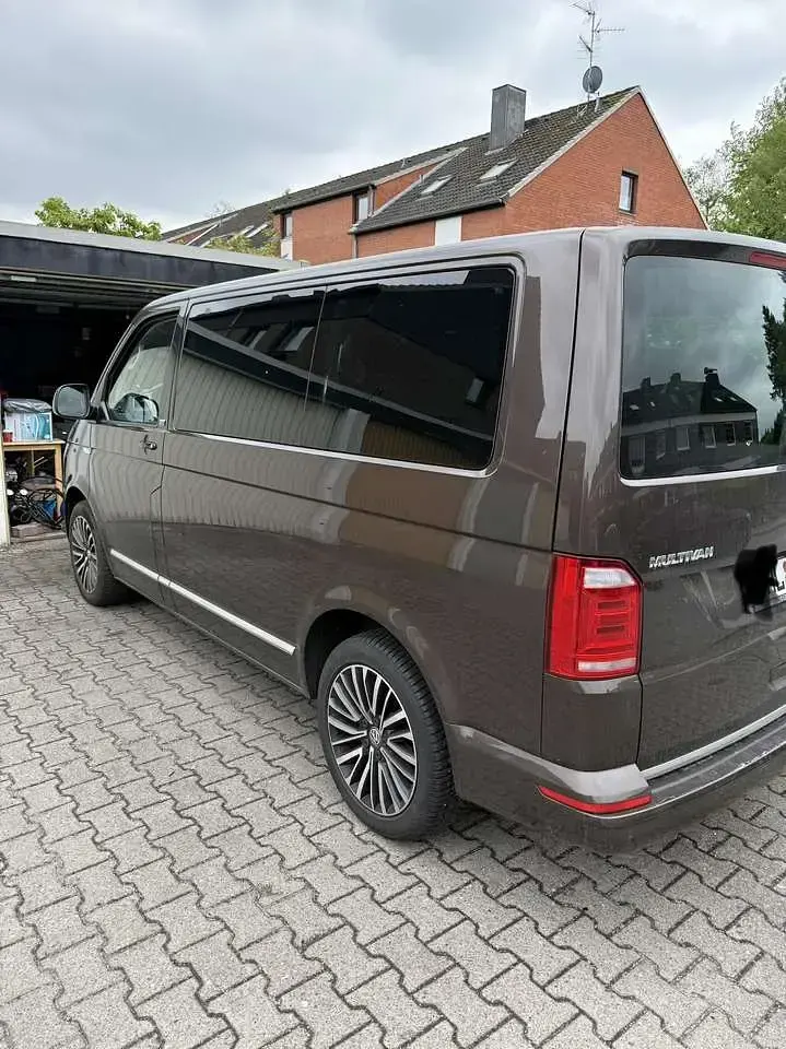 Gebraucht VW Multivan 205 PS (150 kW) 2019 Braun Van / Kleinbus