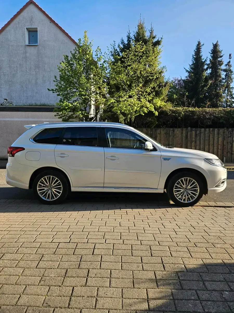 Gebraucht Mitsubishi Outlander P-HEV 135 PS (99 kW) 2019 Weiß SUV
