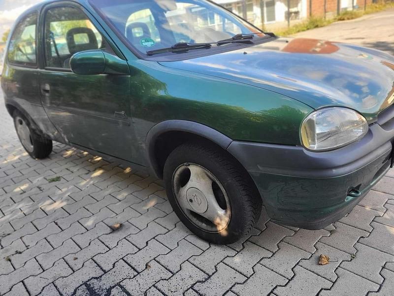 Grün Gebraucht 1996 Opel Corsa Limousine | 1.500 € (Fairer Preis) - Bild 1/4