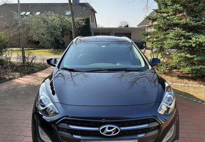 Gebraucht Hyundai i30 YES! 101 PS (74 kW) 2015 Schwarz Kombi