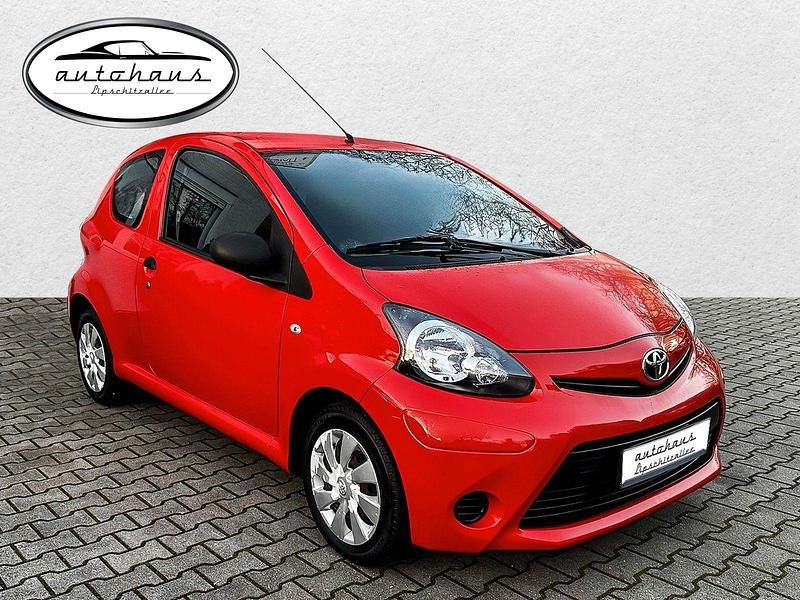 Gebraucht Toyota Aygo Basis 68 PS (50 kW) 2012 Rot Kleinwagen