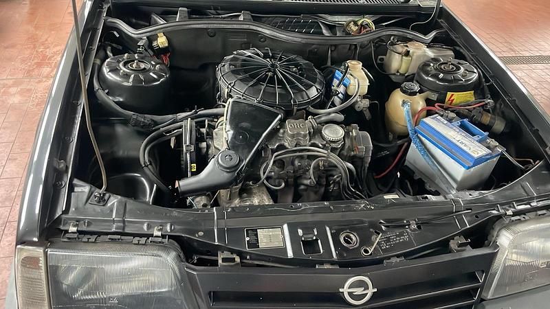 Gebraucht Opel Ascona 84 PS (61 kW) 1988 Schwarz Limousine