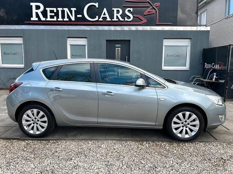 Gebraucht Opel Astra Cosmo 140 PS (102 kW) 2010 Silber Limousine