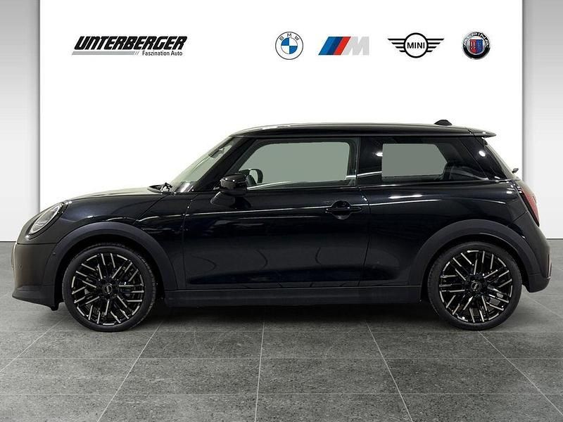 Gebraucht Mini Cooper Favoured 156 PS (114 kW) 2024 Midnight black metallic Kleinwagen