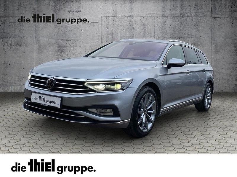 Silber Gebraucht 2022 VW Passat Elegance Kombi | 25.390 € (Fairer Preis) - Bild 1/4