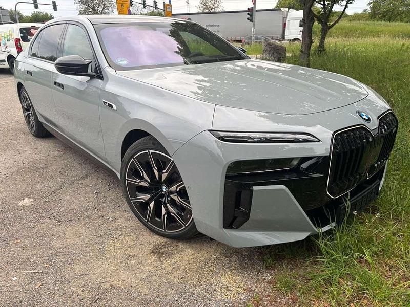 Grau (brooklyn grey ) Gebraucht 2024 BMW i7 Limousine | 129.900 € (Fairer Preis) - Bild 1/1