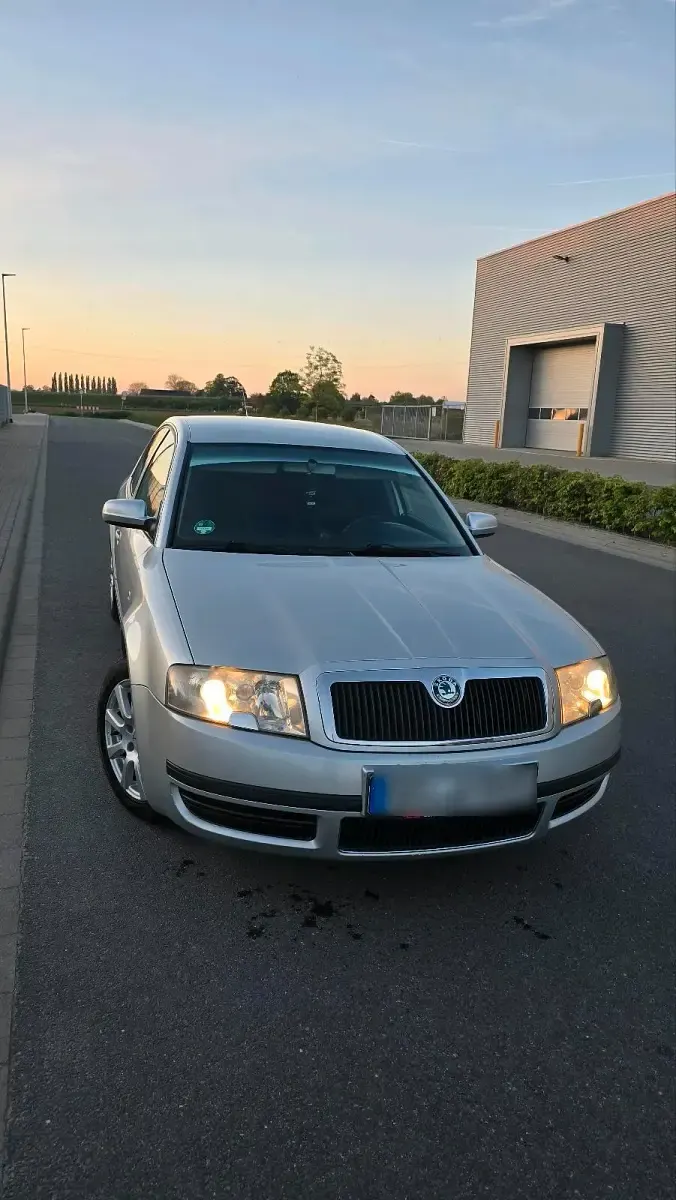 Używany Skoda Superb 115 KM (84 kW) 2005 Srebrny Sedan/Limuzyna
