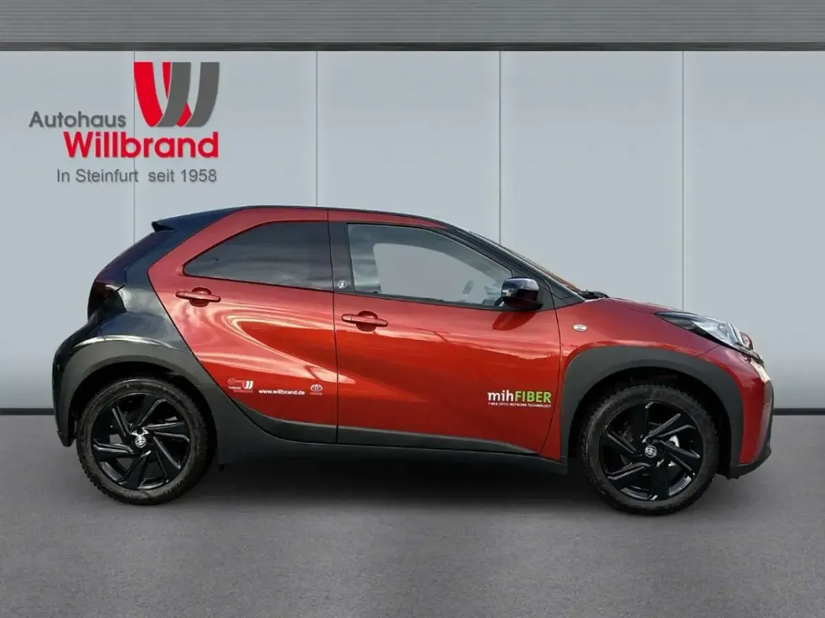 Gebraucht Toyota Aygo X Team 72 PS (52 kW) 2024 3u4)/ black mica (209) (rot SUV