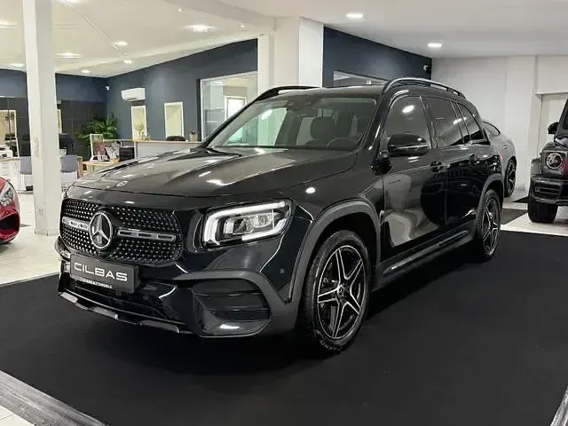 Gebraucht Mercedes GLB200 AMG line 163 PS (119 kW) 2021 Schwarz SUV
