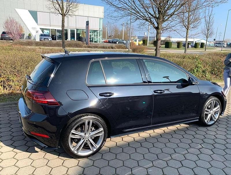 Schwarz Gebraucht 2018 VW Golf VII Highline Limousine | 17.999 € (Teuer) - Bild 1/4