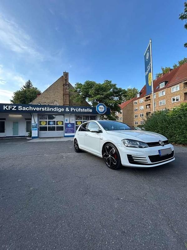 Weiß Gebraucht 2017 VW Golf VII GTD Kleinwagen | 15.750 € (Fairer Preis) - Bild 1/4