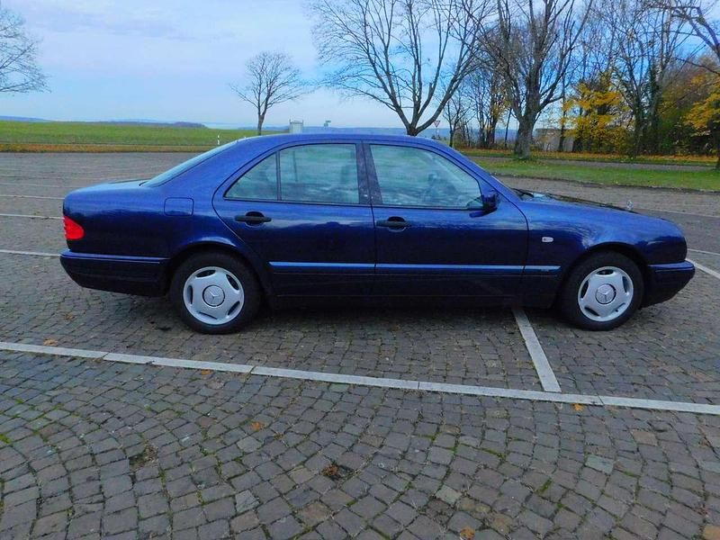 Azuritblaumetalliclack Gebraucht 1999 Mercedes E200 Classic Limousine | 14.890 € - Bild 1/4