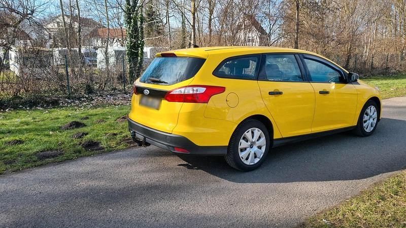 Gebraucht Ford Focus 120 PS (88 kW) 2012 Gelb Kombi