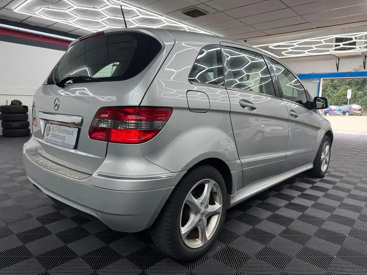 Gebraucht Mercedes B150 95 PS (69 kW) 2009 Silber Van / Kleinbus