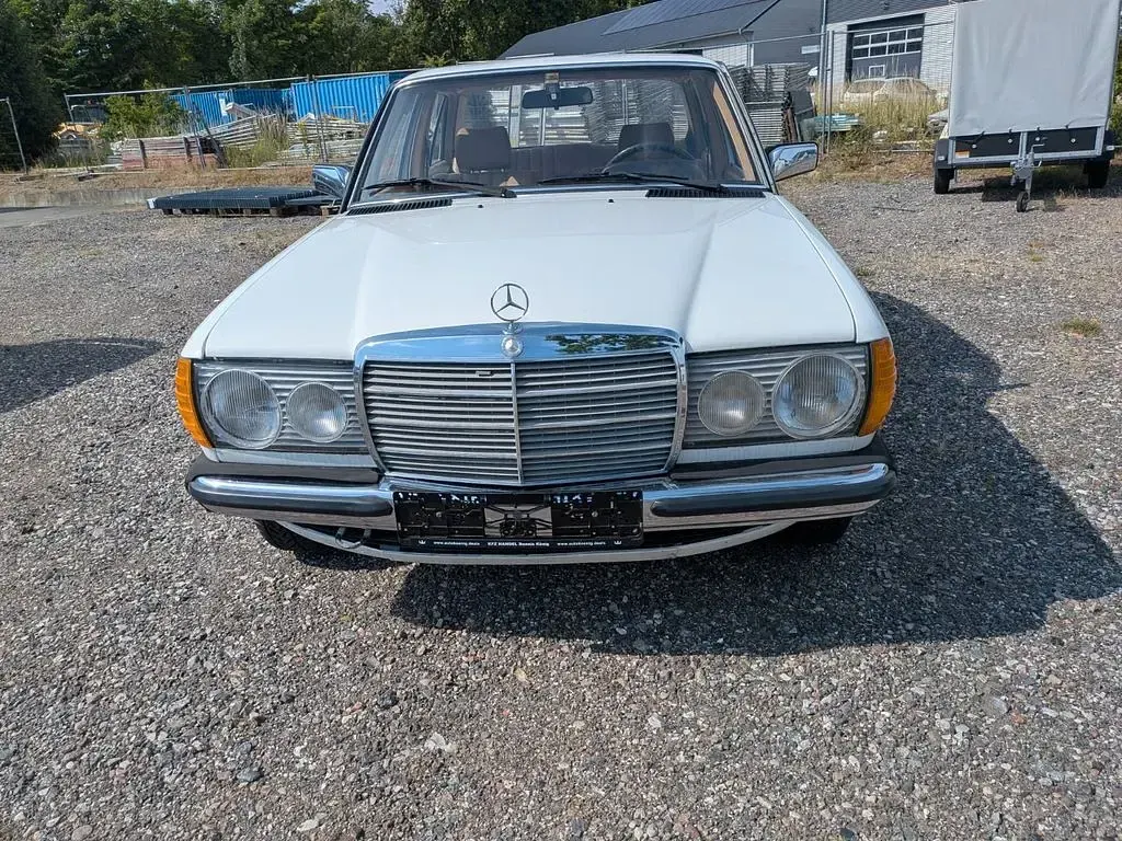 Gebraucht Mercedes 200 60 PS (44 kW) 1981 Weiß Limousine