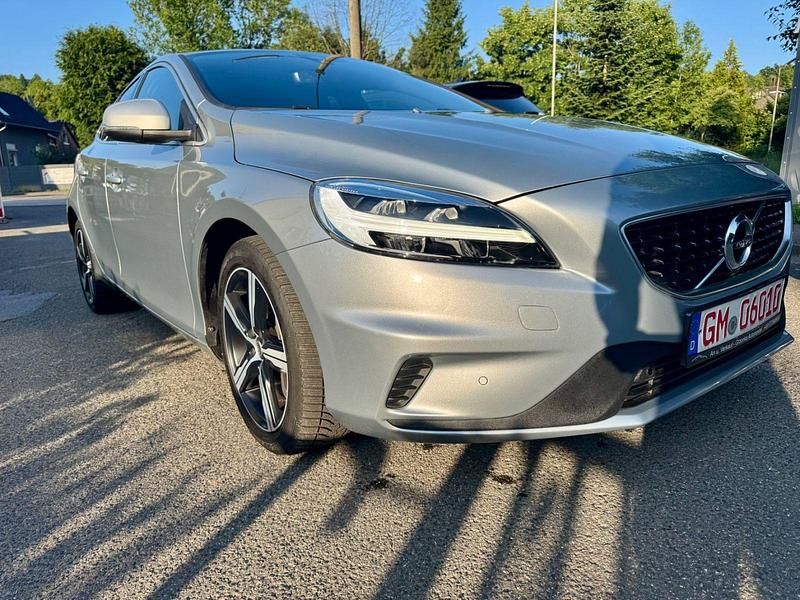 Gebraucht Volvo V40 122 PS (89 kW) 2019 Silber Limousine