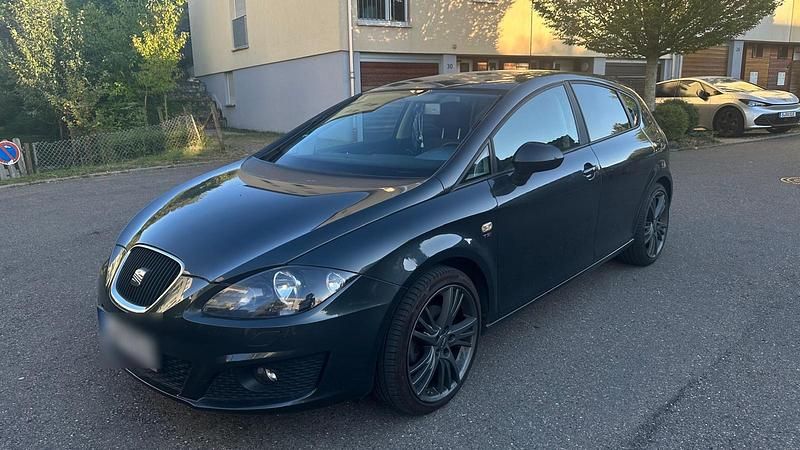 Grau Gebraucht 2011 Seat Leon Limousine | 6.000 € (Fairer Preis) - Bild 1/4