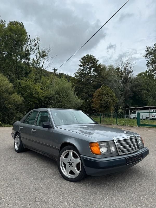Grau Gebraucht 1987 Mercedes E230 Limousine | 3.350 € - Bild 1/4
