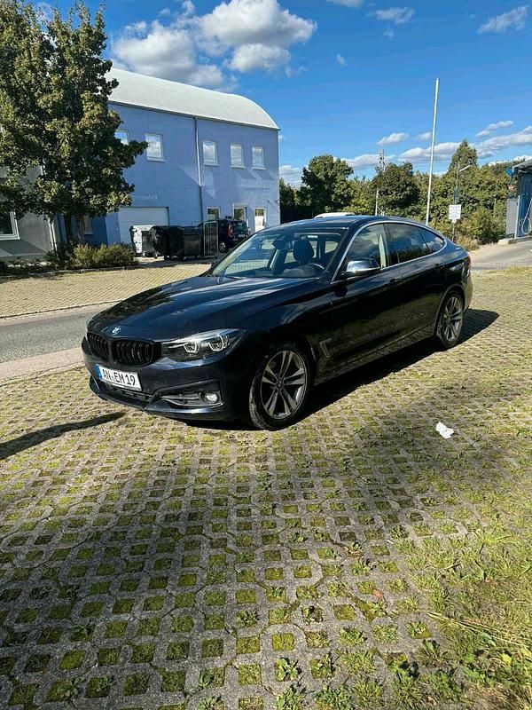Blau Gebraucht 2019 BMW 330 SUV | 20.900 € (Fairer Preis) - Bild 1/4