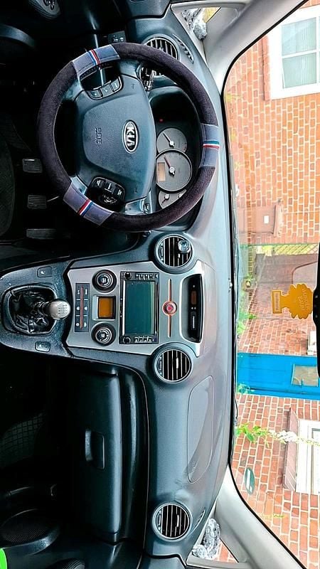 Grau Gebraucht 2009 Kia Carens Van / Kleinbus | 3.900 € (Fairer Preis) - Bild 1/4