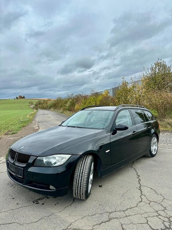 Gebraucht BMW 320 163 PS (119 kW) 2007 Schwarz Kombi