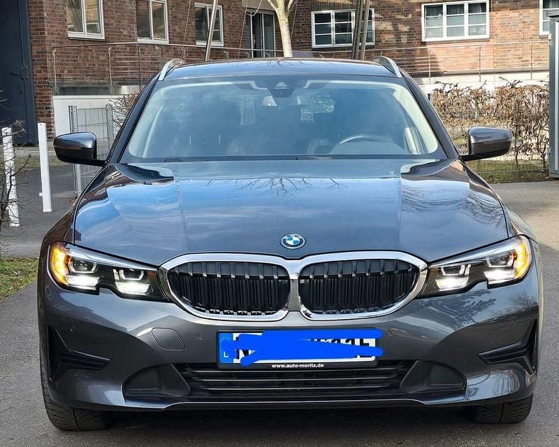 Grau Gebraucht 2021 BMW 320e Luxury Line Kombi | 22.999 € (Superpreis) - Bild 1/4
