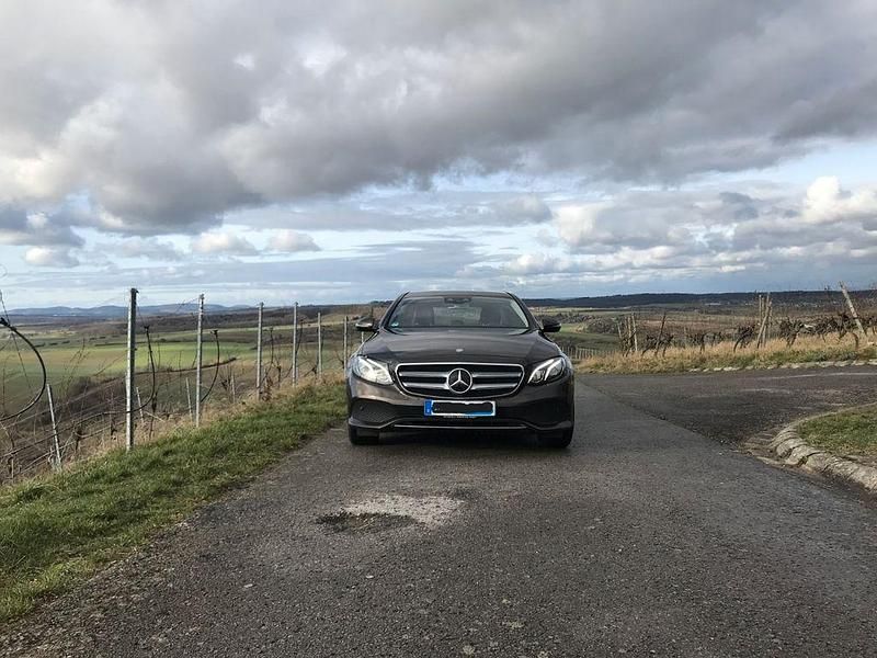 Gebraucht Mercedes E220 Avantgarde 194 PS (142 kW) 2016 Braun Limousine