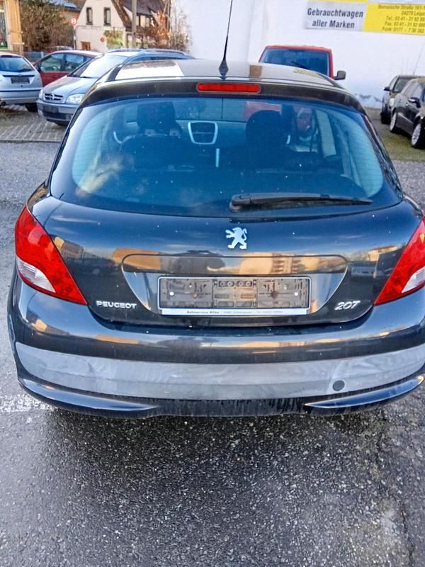Gebraucht Peugeot 207 73 PS (53 kW) 2011 Schwarz Kleinwagen