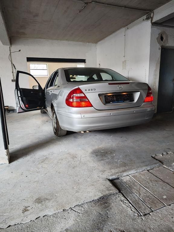 Gebraucht Mercedes E220 Classic 150 PS (110 kW) 2005 Silber Limousine