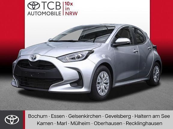 Shimmering silver metallic Gebraucht 2023 Toyota Yaris Hybrid Business Edition Limousine | 18.689 € (Fairer Preis) - Bild 1/4