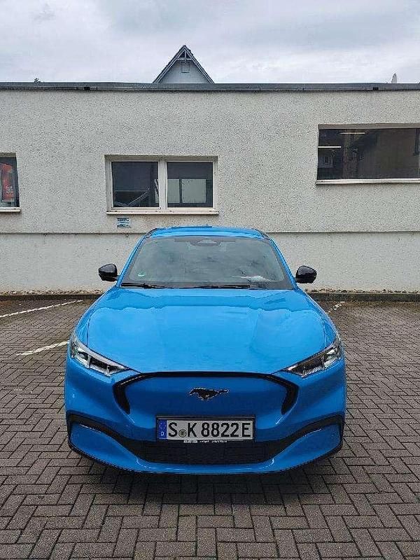 Gebraucht Ford Mustang Mach-E Basis 197 kW (269 PS) 2022 Grabber blue metallic SUV