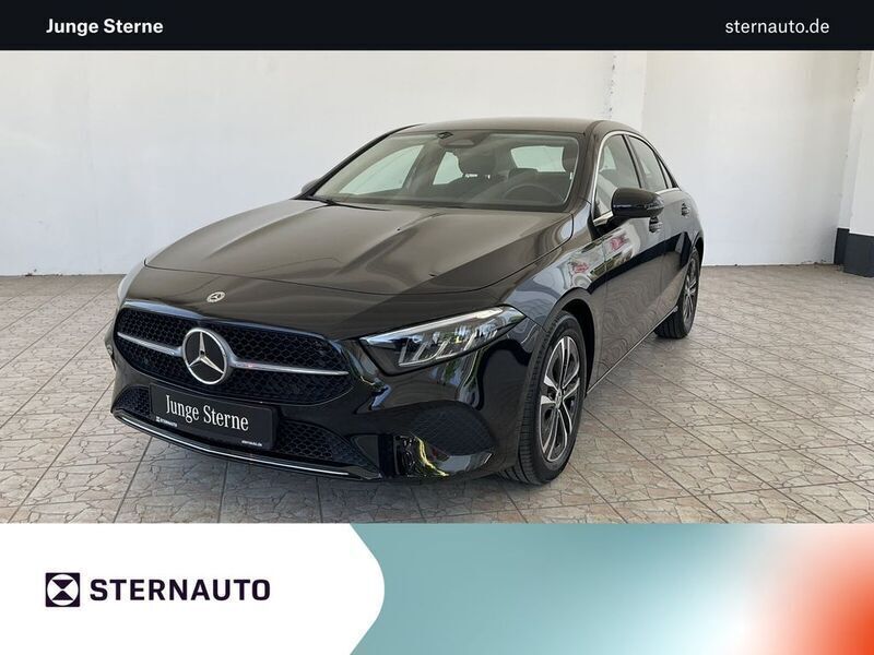 Lack kosmosschwarz Gebraucht 2024 Mercedes A180 Progressive Limousine | 29.980 € (Fairer Preis) - Bild 1/4