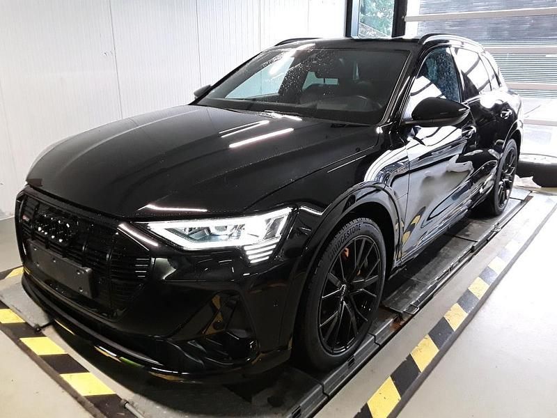 Mythosschwarz metallic Gebraucht 2022 Audi e-tron Black Edition SUV | 42.950 € (Fairer Preis) - Bild 1/2