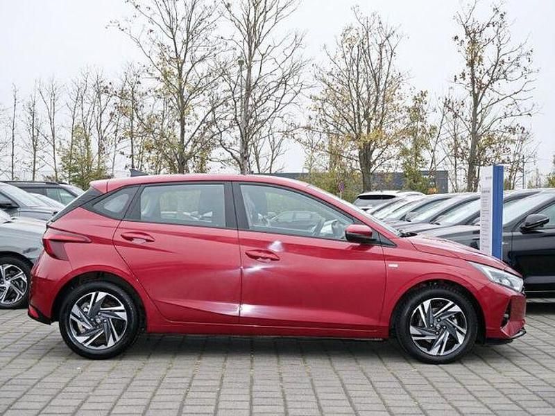 Gebraucht Hyundai i20 Trend 101 PS (74 kW) 2023 Dragon red Kleinwagen