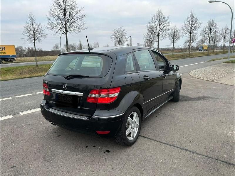 Gebraucht Mercedes B180 116 PS (85 kW) 2011 Schwarz Van / Kleinbus