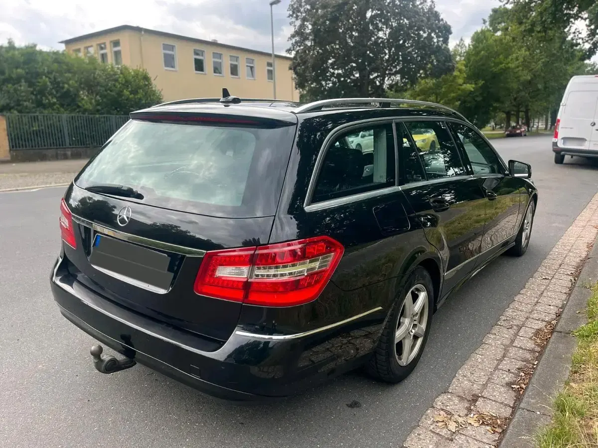 Gebraucht Mercedes E220 Avantgarde 170 PS (125 kW) 2010 Schwarz Kombi