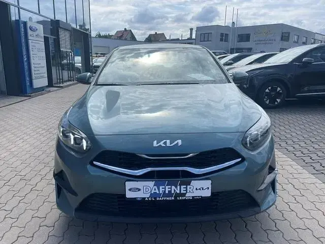 Neu Kia Ceed Spirit 140 PS (102 kW) 2025 (usg) yucca stahlgrau met. Kleinwagen